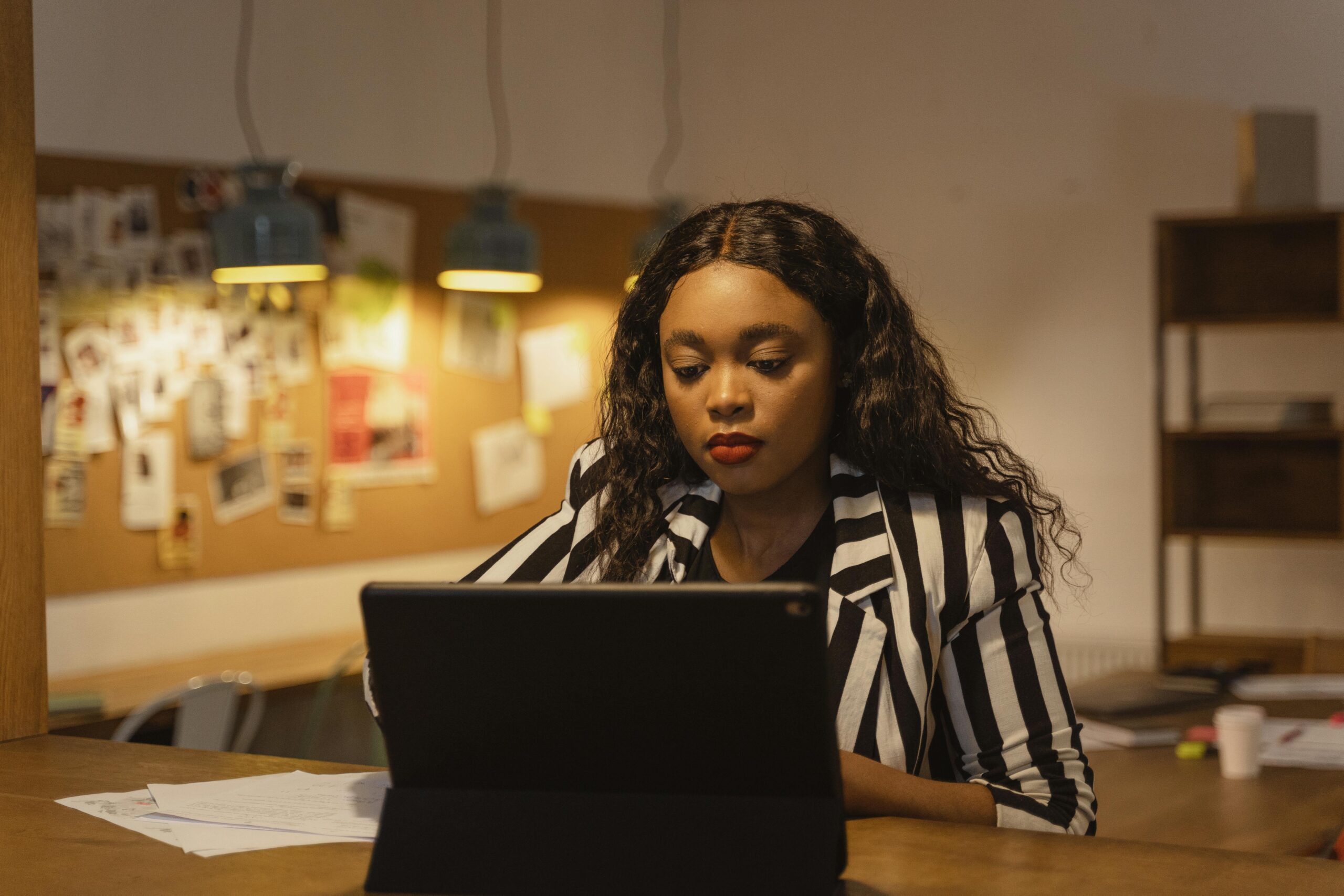 Kostenloses Stock Foto zu afroamerikaner-frau, arbeiten, büro